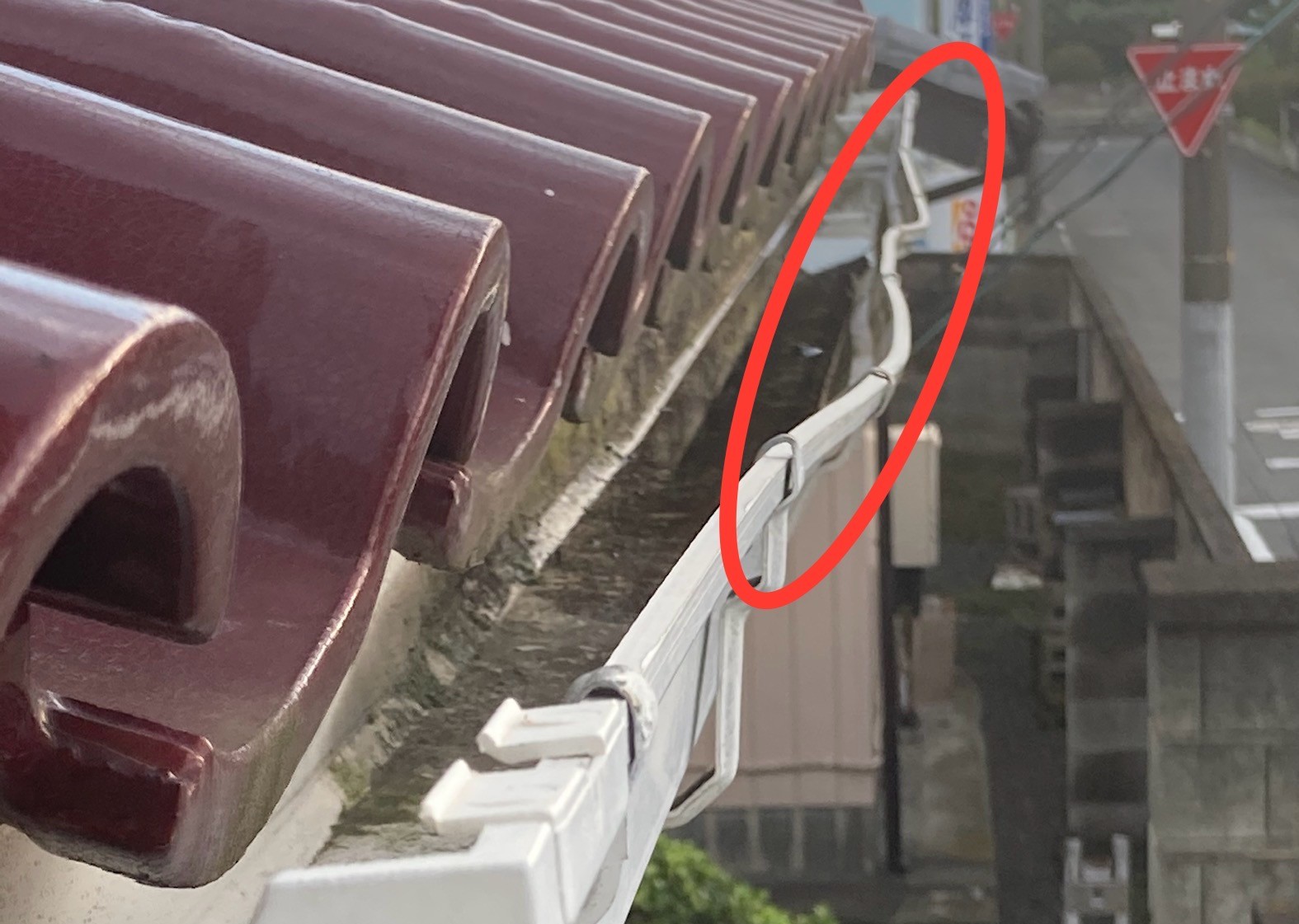 雨どいのゆがみ